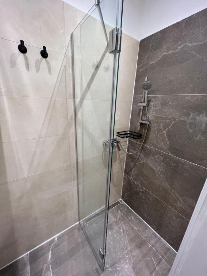Apartment Near Metro & Netflix Bécs Kültér fotó
