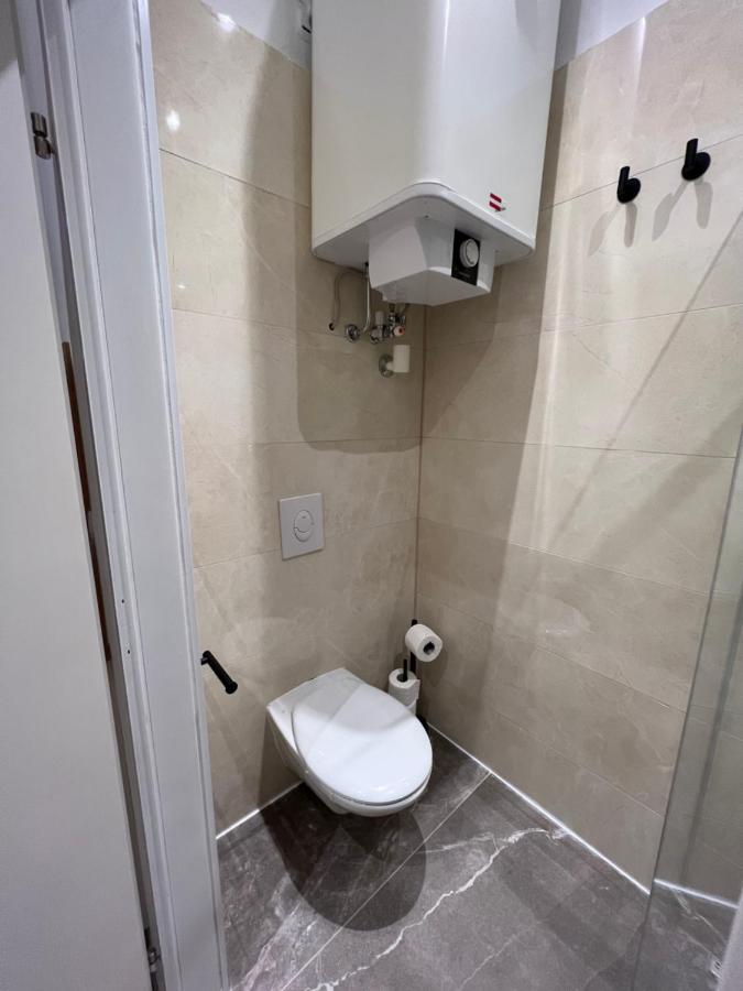 Apartment Near Metro & Netflix Bécs Kültér fotó