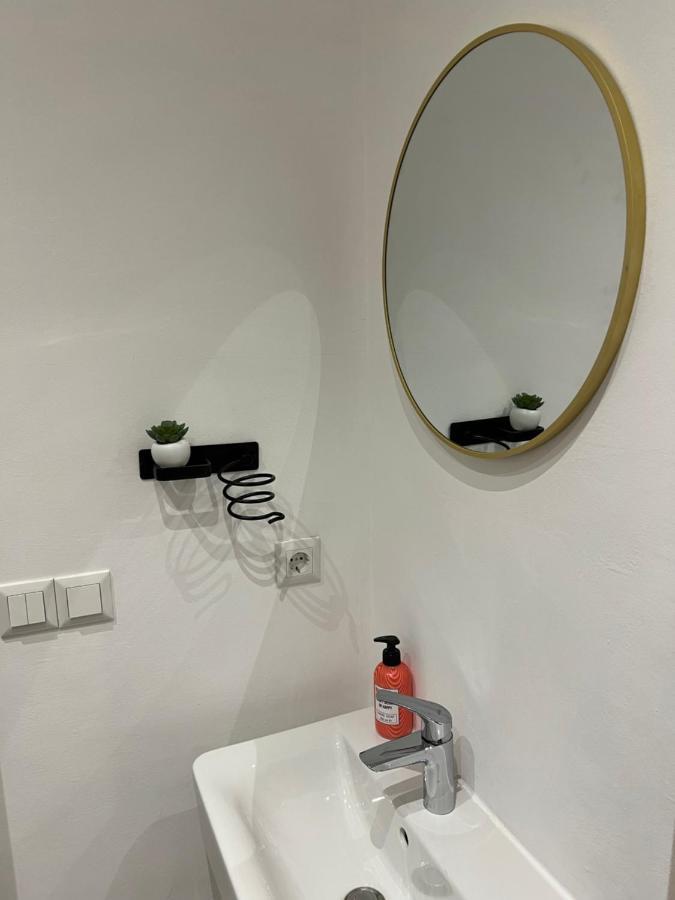 Apartment Near Metro & Netflix Bécs Kültér fotó