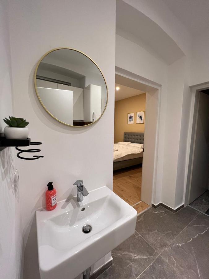 Apartment Near Metro & Netflix Bécs Kültér fotó