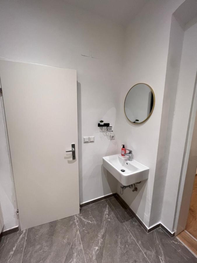 Apartment Near Metro & Netflix Bécs Kültér fotó