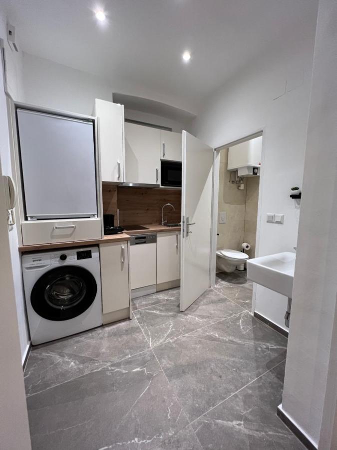 Apartment Near Metro & Netflix Bécs Kültér fotó